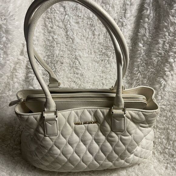 Vera Bradley White Quilted large shoulder bag with gold tone hardwares. - Picture 3 of 12